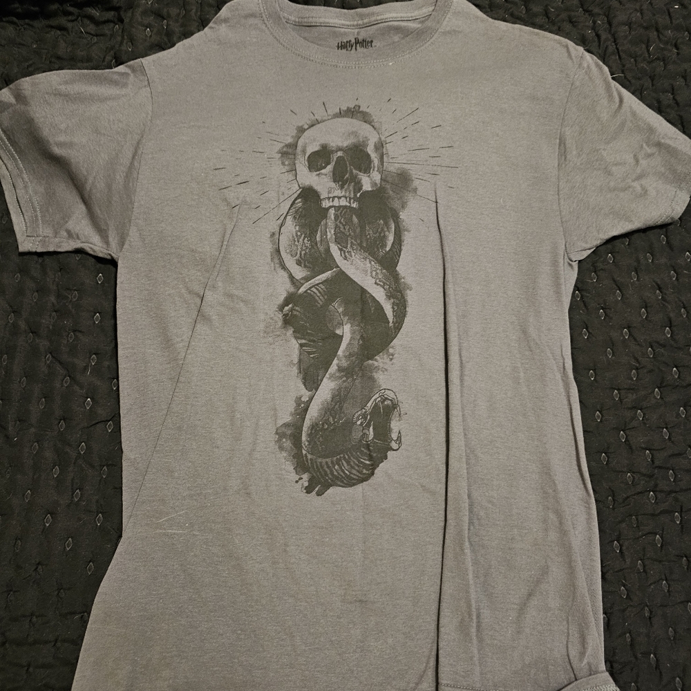 Warner Bros. Gray Skull Graphic Tee. Harry Potter.